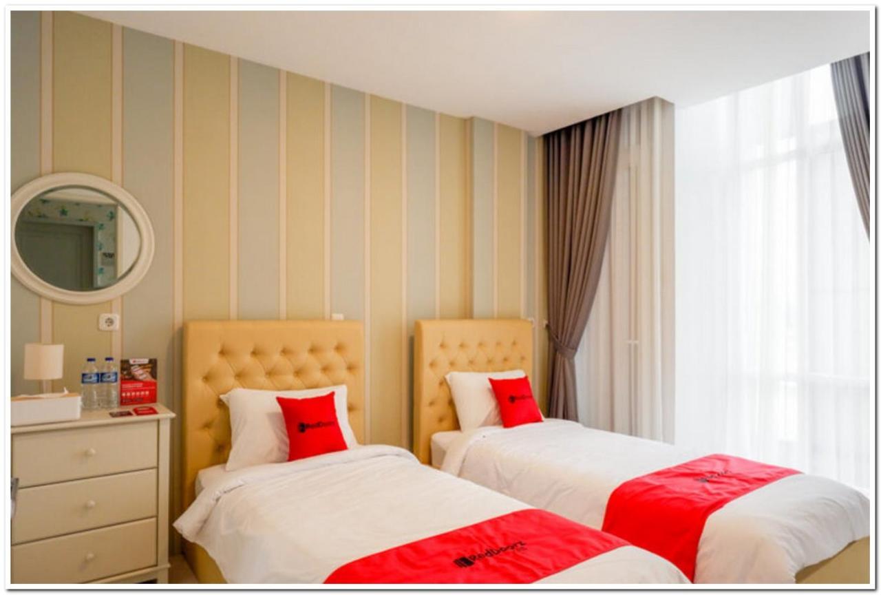Reddoorz Plus @ Madukoro Raya Semarang Buitenkant foto