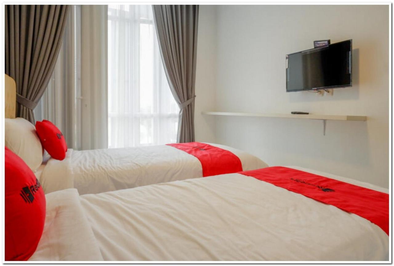 Reddoorz Plus @ Madukoro Raya Semarang Buitenkant foto